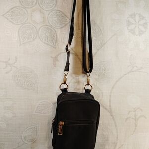 Chic Pretty  Simple Black Crossbody Bag with Gold Accents